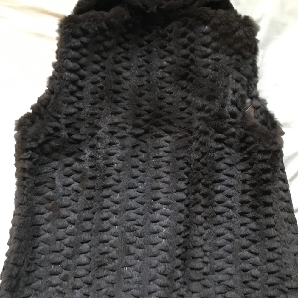 Harold’s Rabbit Fur Vest - Picture 3 of 5